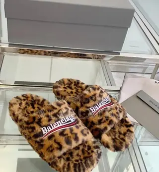 Fur Balenciaga Slides