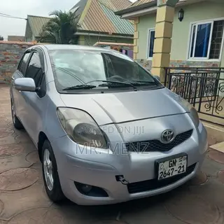 Toyota Vitz 2010 Silver