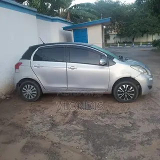 Toyota Vitz 1.3 FWD 3dr 2010 Gray