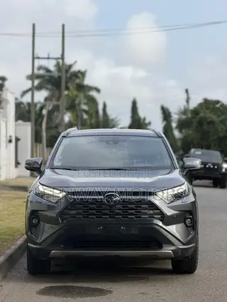 Toyota RAV4 XLE Premium 2022 Silver