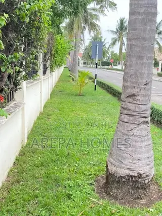 5bdrm Mansion in Arepa Homes, School Junction for sale