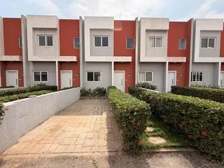 2bdrm Townhouse / Terrace in The Greens Estate, Community 25 for rent