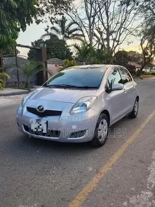 Toyota Vitz 2010 Silver