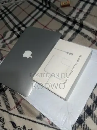 New Laptop Apple MacBook Air 4GB Intel Core i5 HDD 256GB
