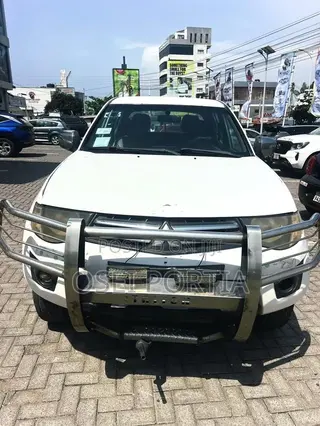 Mitsubishi L200 2013 White