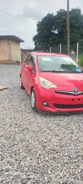 Toyota Verso 2011 Red