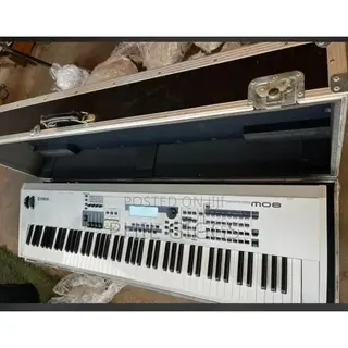 Yamaha Mo8 Keyboard