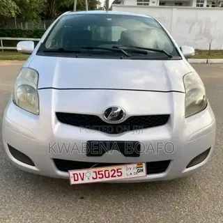 Toyota Vitz 2010 Silver