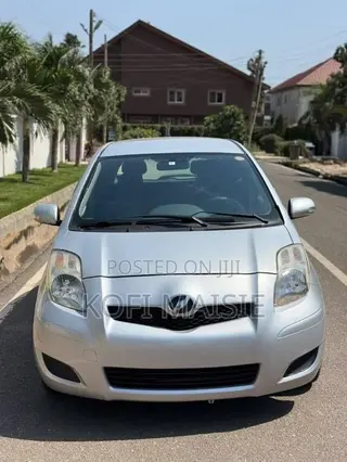 Toyota Vitz 2010 Silver