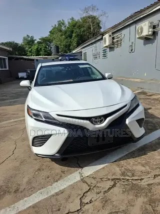 Toyota Camry SE FWD (2.5L 4cyl 8AM) 2018 White