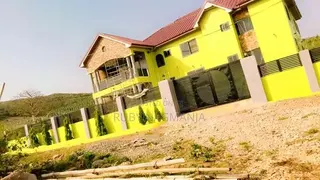 8bdrm House in Julie Estate, Oyibi for sale