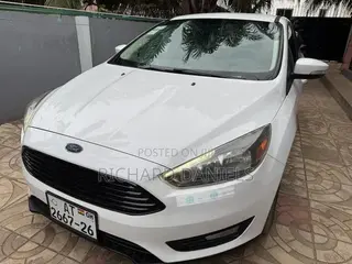 Ford Focus Titanium Hatchback FWD (2.0L 4cyl 6A) 2016 White
