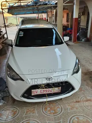 Toyota Yaris LE Sedan 4dr 2019 White