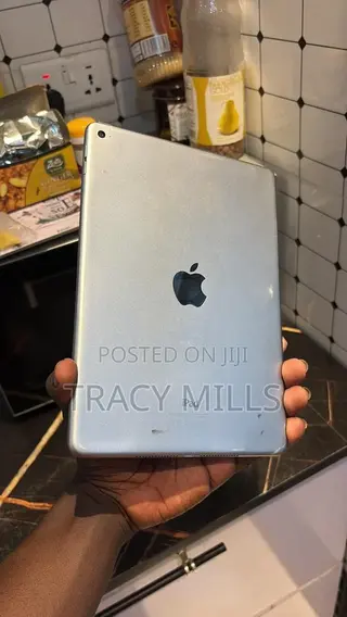 Apple iPad 9.7 64 GB Gray