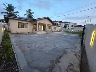 4bdrm Bungalow in Ab Richie Properties, Tseaddo for rent