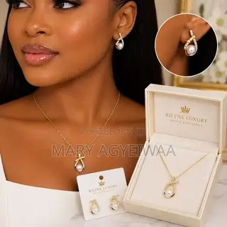 Gold-Tone Pearl Necklace & Matching Earrings – Elegant Jewelry Set