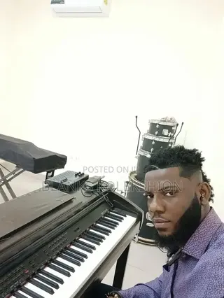 Hire a Professional Piano Tutor