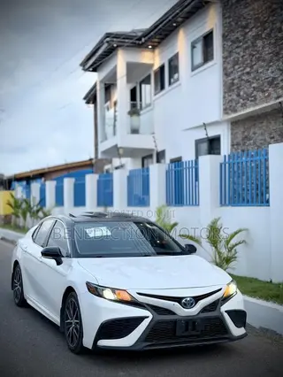 Toyota Camry Hybrid SE 2023 White