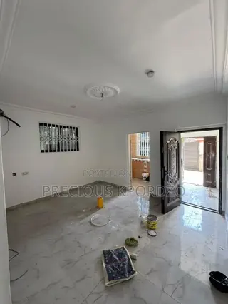 1bdrm Room & Parlour in Lakeside Estate for rent