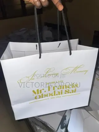 White Customized Paper Bags With Handle
