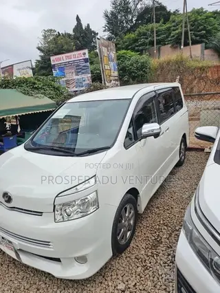 Toyota Voxy V 2WD 8-Seater 2010 White