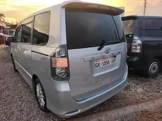 Toyota Voxy 2014 Silver