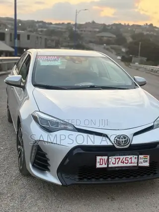 Toyota Corolla SE (1.8L 4cyl 6M) 2018 Silver
