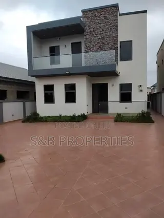 5bdrm House in Ashomang Estate for sale