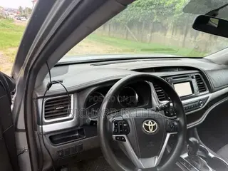 Toyota Highlander LE 4dr SUV AWD (3.5L 6cyl 6A) 2014 Silver