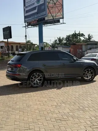 Audi Q7 2024 Gray