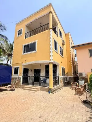 3bdrm Duplex in School Junction for rent