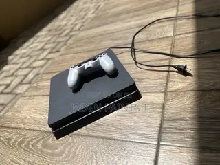 Clean PS4 Slim 500GB + 1 Controller + FC 26&Tomb Raider