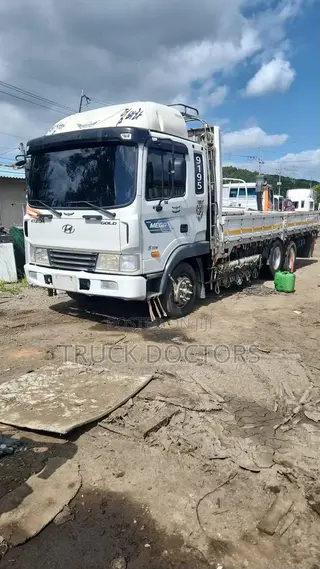 Hyundai 5 Ton Double Axle at Tema Port 2008 White