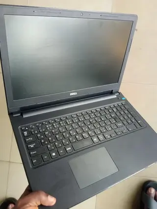 Laptop Dell Latitude 3520 8GB AMD HDD 500GB