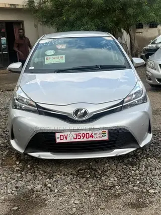 Toyota Vitz 2015 Silver