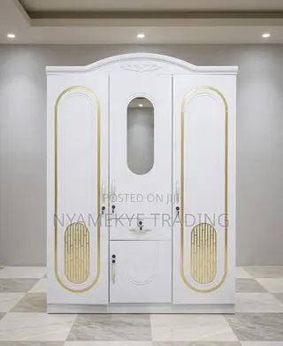 Modern 3-Door Wardrobe With Mirror