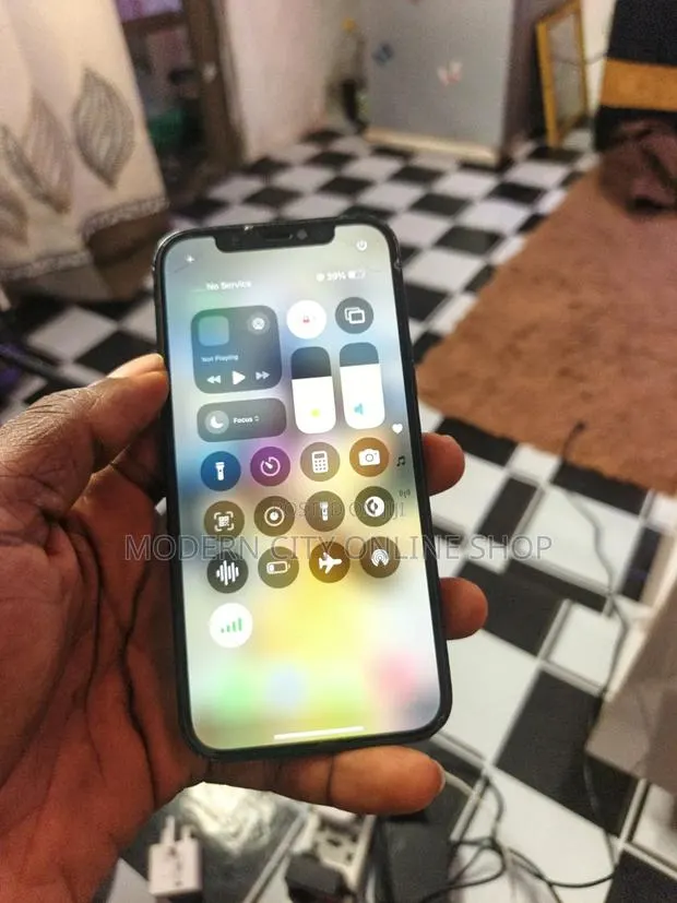Apple iPhone 12 64 GB Black · Photo 1