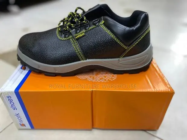 Heavy-Duty Industrial Safety Shoes. · Photo 3
