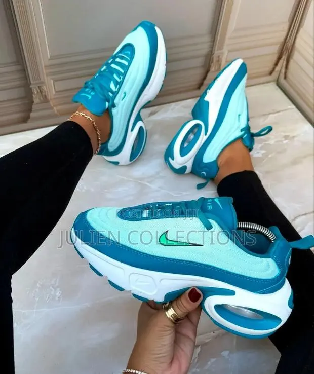Nike Trainers Blue Green and White · Photo 1