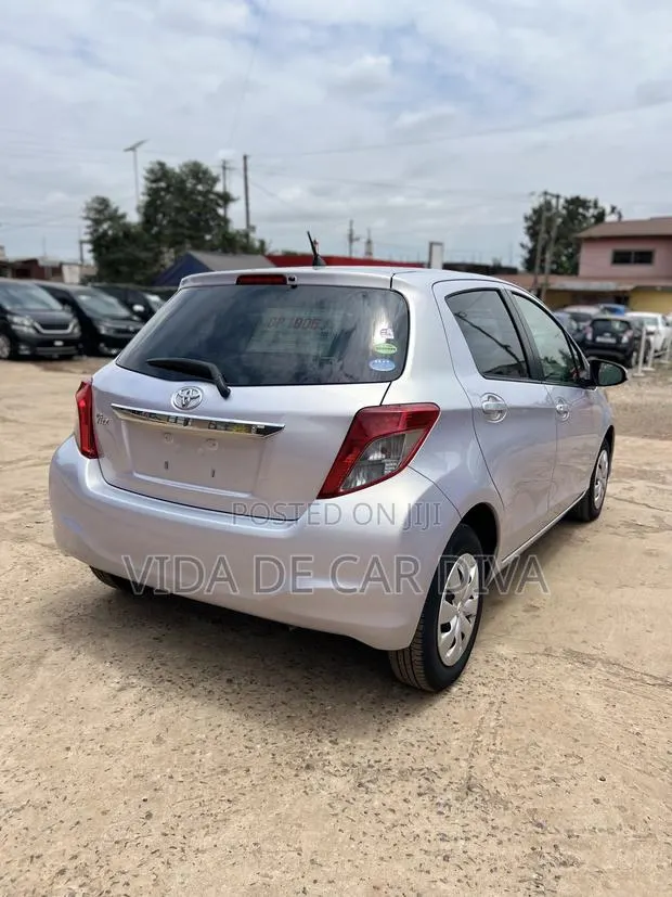 Toyota Vitz 1.3 AWD 5dr 2013 Silver · Photo 1
