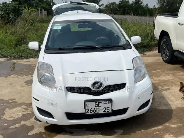 Toyota Vitz 1.0 FWD 3dr 2012 White · Photo 1