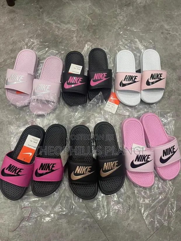 Nike Slides / Nikes Easy Wear / Slippers · Photo 1