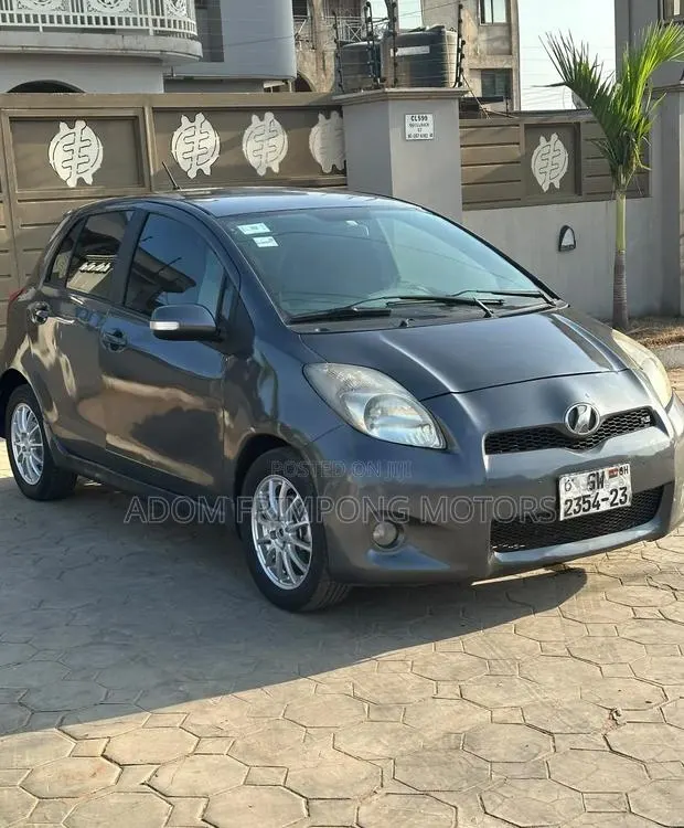 Toyota Vitz 2010 Gray