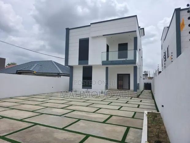 5bdrm House in Lake Side Estate for sale · Photo 1