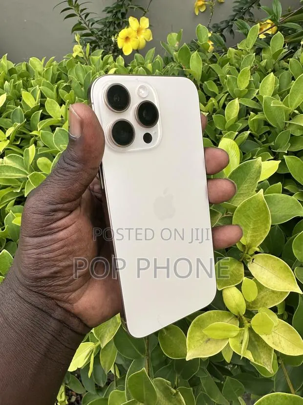 Apple iPhone 16 Pro Max 256 GB Gold · Photo 1