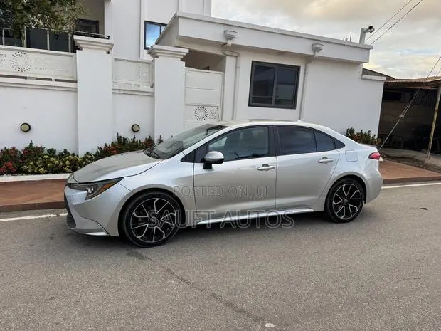 Toyota Corolla LE 2022 Silver · Photo 1
