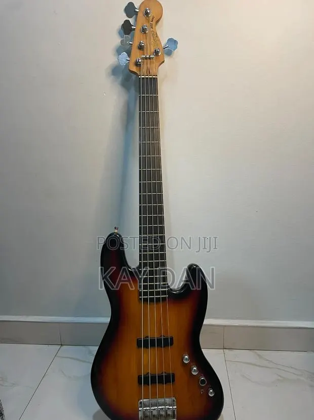 Squier Fender Jazz Bass · Photo 1
