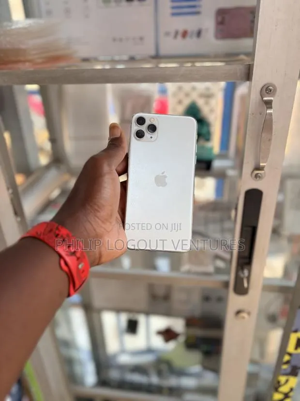 Apple iPhone 11 Pro Max 64 GB White · Photo 1