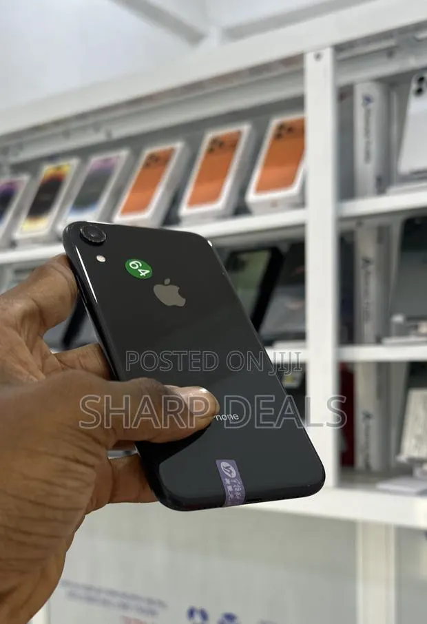 Apple iPhone XR 128 GB Black · Photo 1