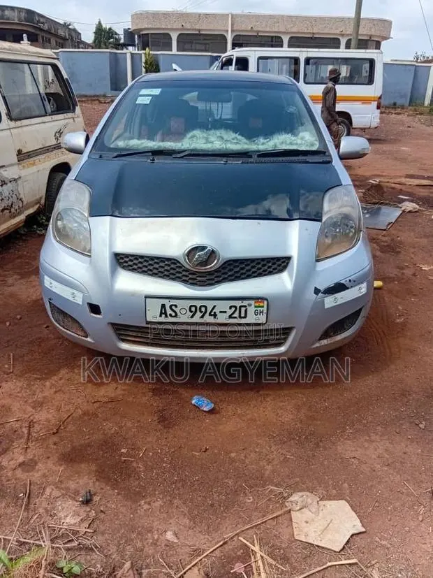 Toyota Vitz 2010 Silver · Photo 1